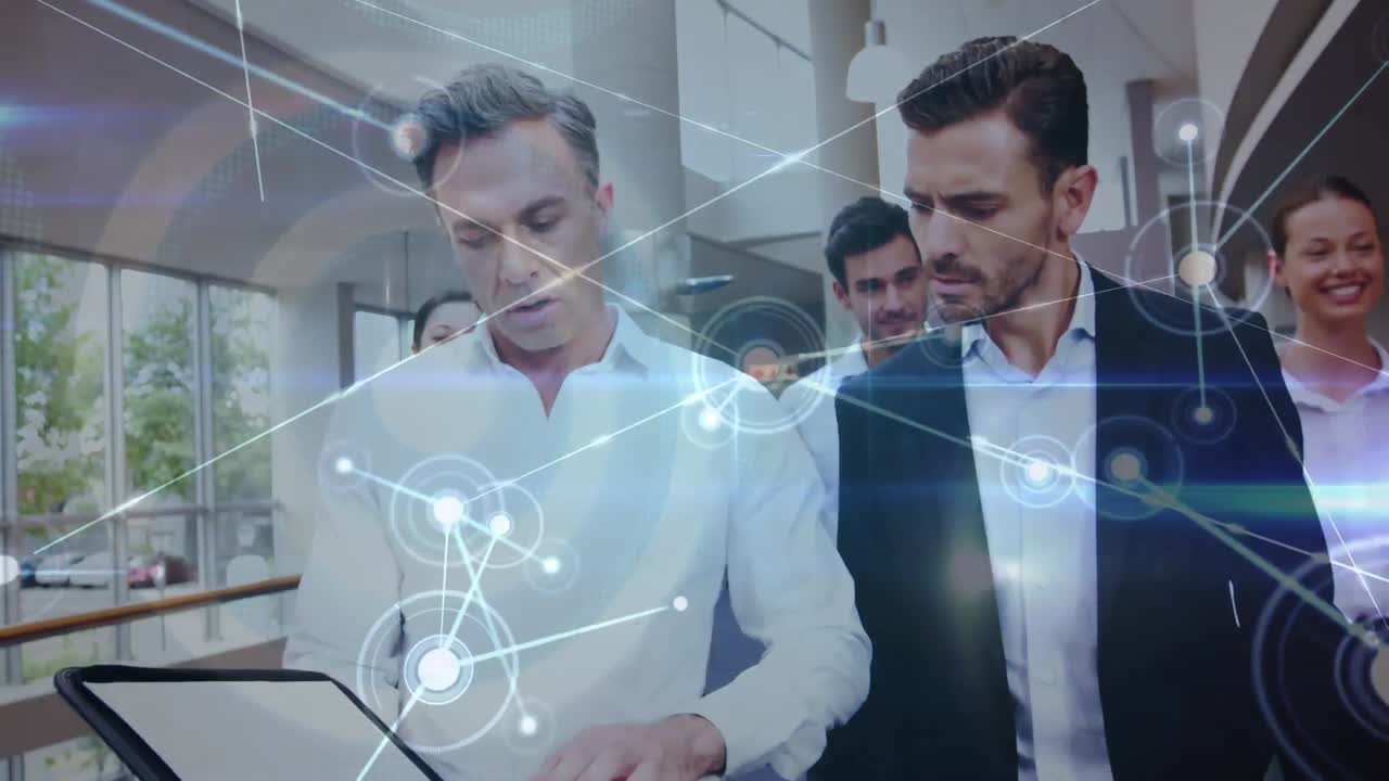 red de conexiones contra dos hombres de negocios caucásicos discutiendo sobre un archivo en la oficina