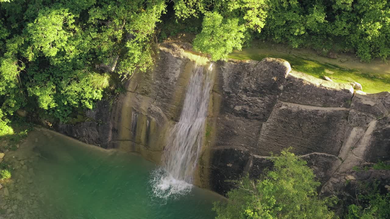 Ripresa aerea con drone della cascata Veli Vir fuori da Gračišče, Slovenia