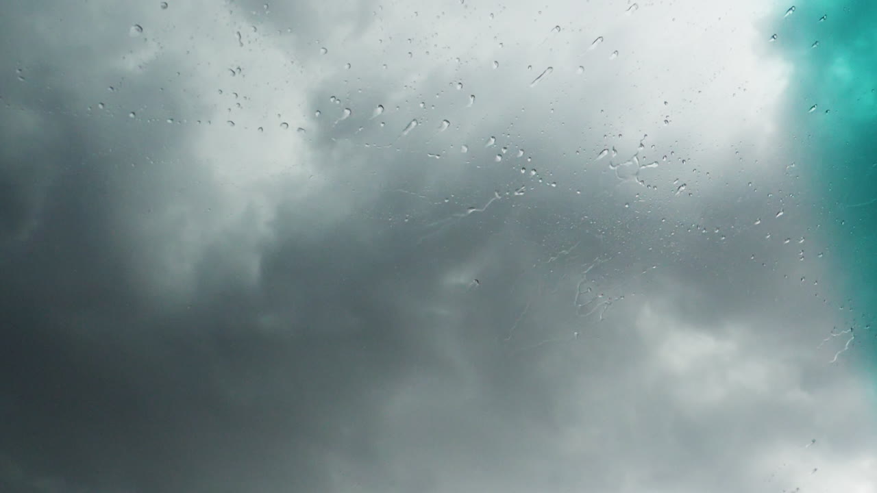 parabrisas de un auto bajo la lluvia