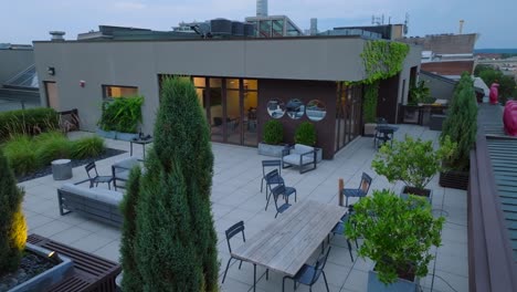 Rooftop-terrace-on-downtown-skyscraper-in-USA-city-at-dawn