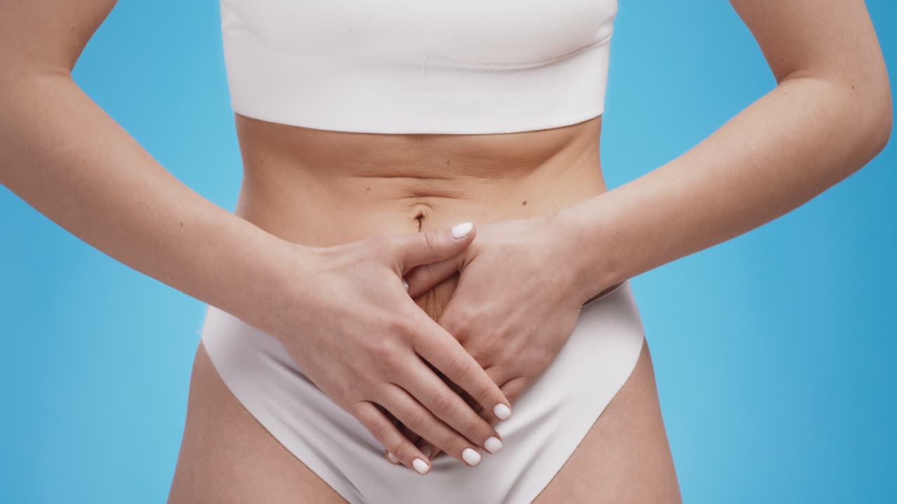 mujer con dolor abdominal