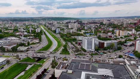 hyperlapse aéreo de drones en tudor cerca del centro comercial iulius en la ciudad de iasi, rumania