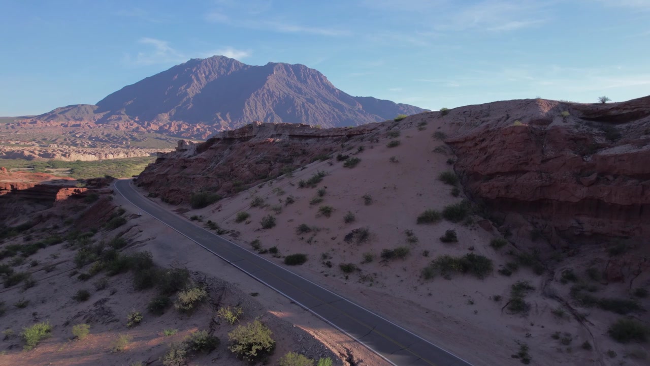 Vista aerea con drone 4K di Las Ventanas a Cafayate, Salta, Argentina. Formazioni rocciose rosse uniche con aperture naturali modellate dall'erosione nel drammatico paesaggio della Quebrada de las Conchas.