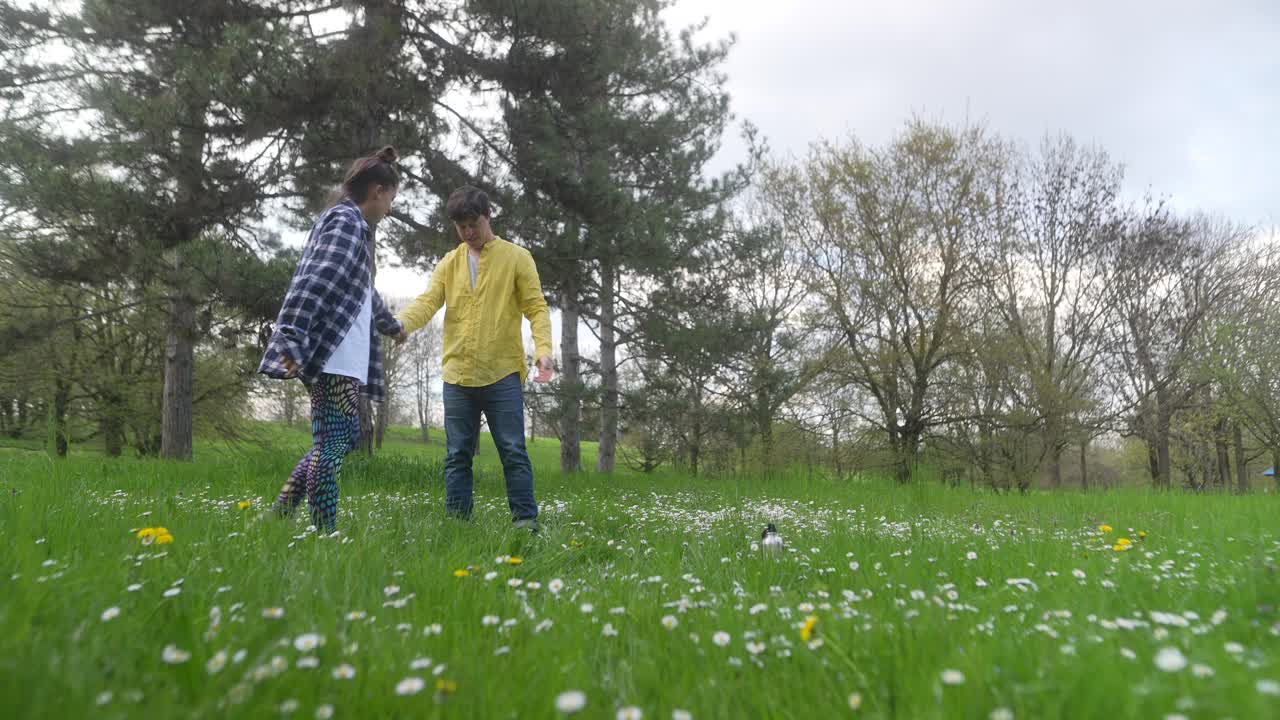 공원 에서 손을 잡고 있는 부부