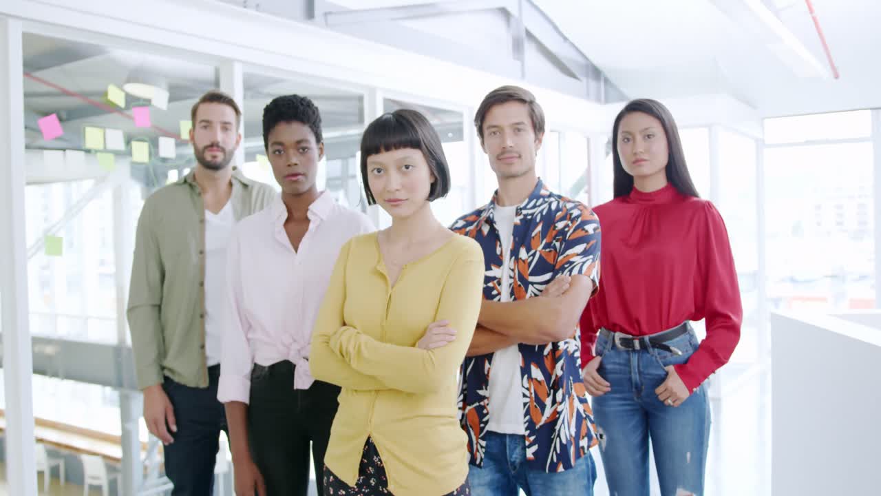 現代的なオフィスのクリエイティブチームの肖像画