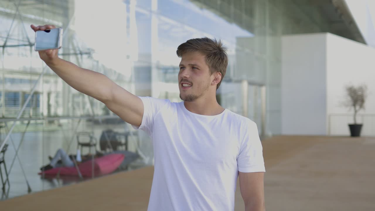 un joven bloguero grabando un video para su blog.