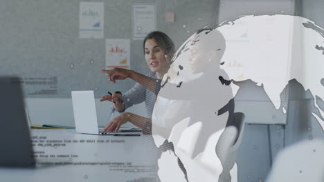 animación del globo y procesamiento de datos sobre diversas personas de negocios en la oficina