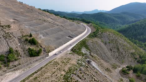camino de montaña con coches