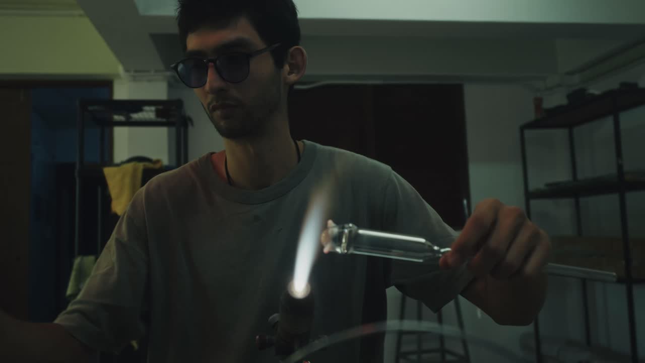 Sopro de vidro em uma oficina