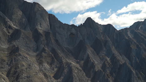 un emocionante recorrido en helicóptero por las montañas rocosas canadienses, impresionantes vistas aéreas de picos nevados, glaciares, ríos y bosques