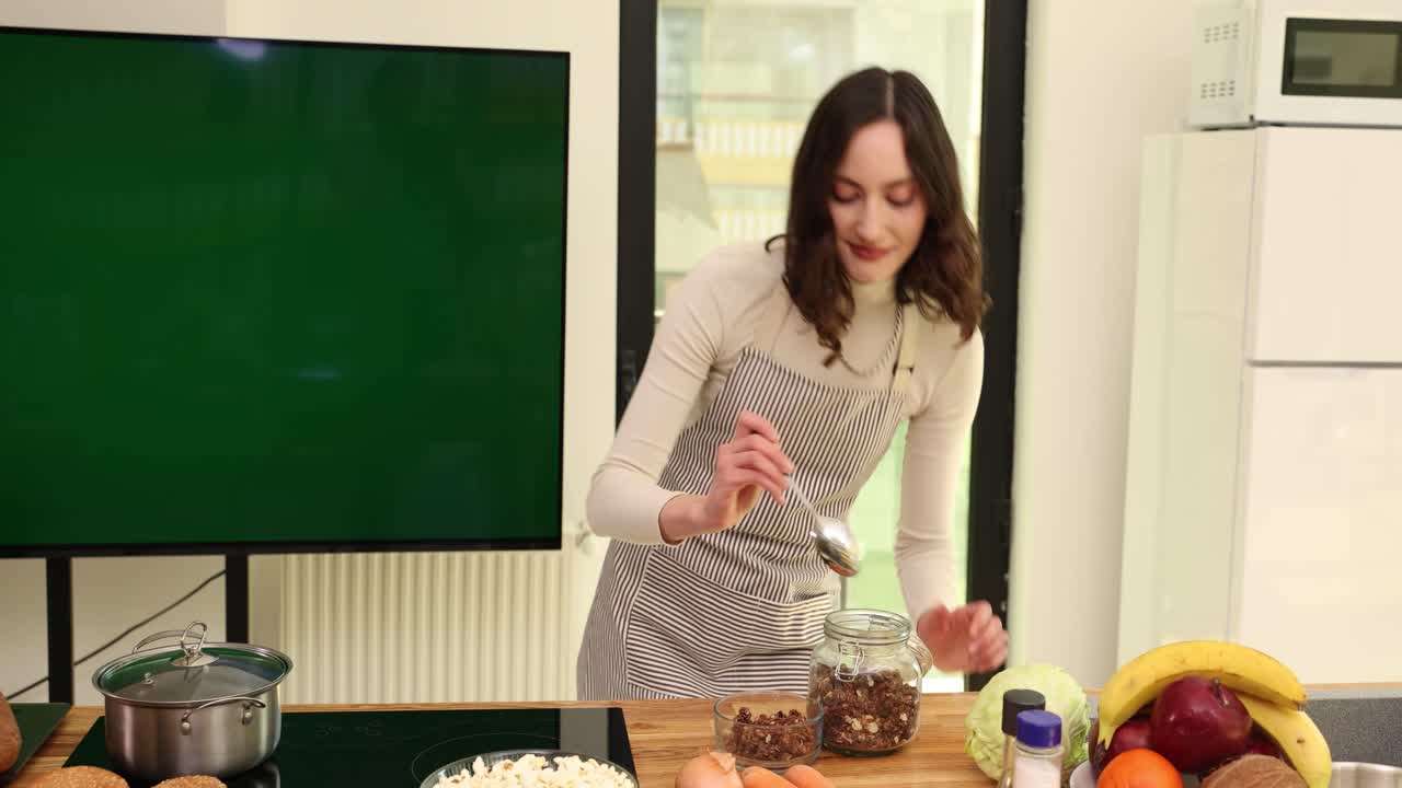 mujer cocinando en la cocina