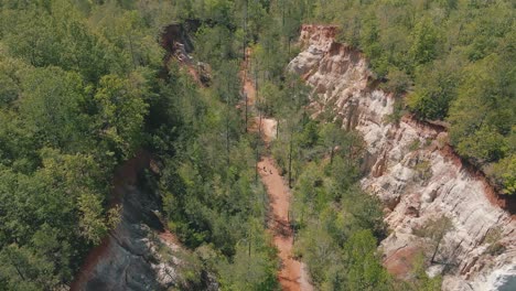 Imágenes-De-Drones-De-Personas-Caminando-Por-El-Parque-Estatal-Providence-Canyon-En-Georgia