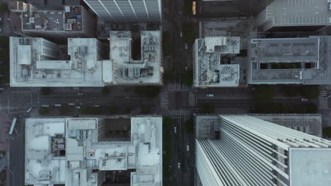 Calle-De-La-Ciudad-Desde-La-Perspectiva-Aérea-De-Los-Ojos-De-Los-Pájaros,-Inclinación-Lenta-Hacia-Arriba-Para-Revelar-El-Paisaje-Urbano-De-Los-ángeles,-Vista-Aérea-De-Arriba-Hacia-Abajo