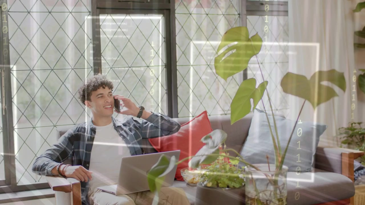 Hombre hablando por teléfono usando una laptop junto a la ventana; la llamada telefónica inicia superposiciones flotantes que muestran soporte tecnológico.