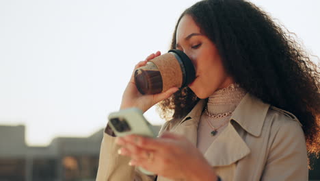 Pausa-Para-El-Café,-Bebida-Y-Mujer-Relajarse-Con-El-Teléfono