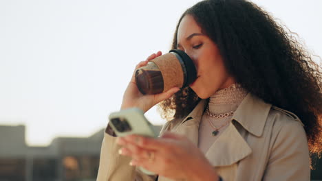 pausa para el café, bebida y mujer relajarse con el teléfono