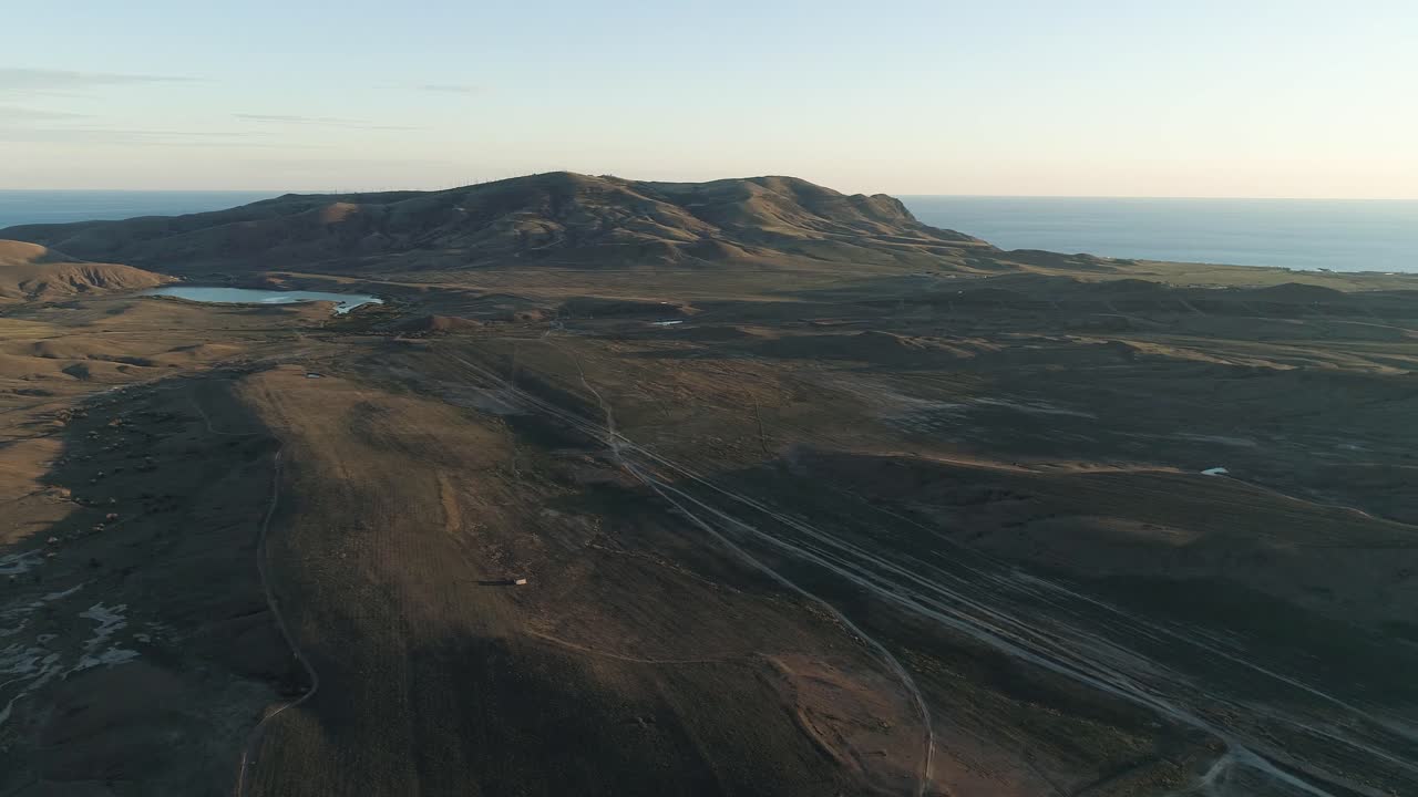 해안 산악 풍경 의 공중 사진