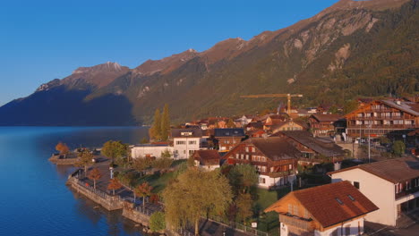 瑞士布里恩茨 (brienz) 景色秀丽的村庄海岸线的无人机日出景色,欧洲,广角