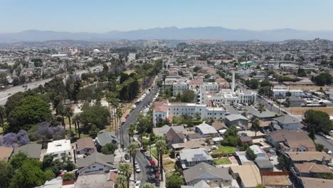 Vista-Aérea-De-Drones-Sobre-El-Vecindario,-El-Parque-Y-El-Estanque,-En-El-Soleado-Los-Ángeles,-EE.UU.