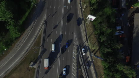 Conducción-De-Automóviles-En-El-Cruce-De-Carreteras.-Vista-De-Drones-Tráfico-De-Automóviles-En-El-Puente-De-La-Autopista