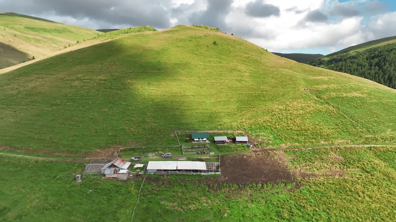 imágenes aéreas de un pueblo en una montaña, sinaia, rumania