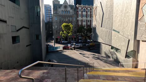 caminando por las escaleras hacia los edificios de la ciudad