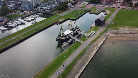 imágenes aéreas que dan vueltas alrededor de un velero histórico en salem, massachusetts