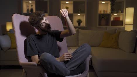 un hombre loco, un paciente mental.