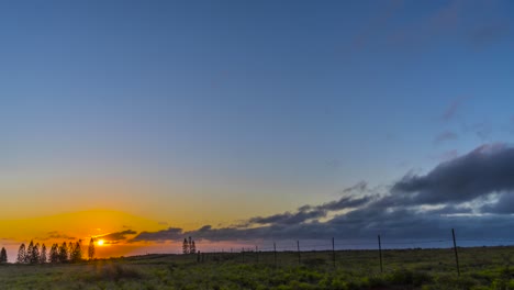 hermosas nubes tropicales se mueven en un lapso de tiempo en el horizonte mientras se pone el sol