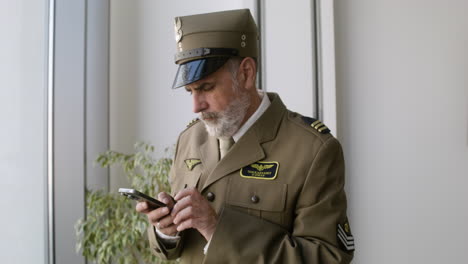 hombre viejo usando un teléfono inteligente