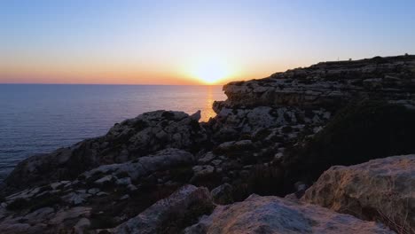 Amplios-Acantilados-Marinos-Enmarcan-Una-Impresionante-Puesta-De-Sol-En-Este-Time-lapse-De-Gran-Angular