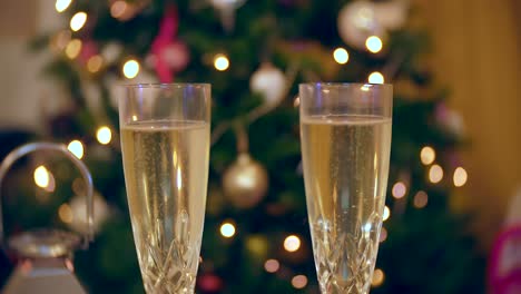 dos copas de champagne fizz en navidad