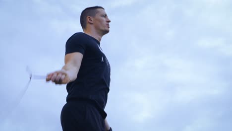 un deportista saltando la cuerda en un día nublado afuera