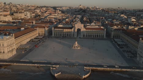 Flächendrohnenaufnahmen-Des-Historischen-Zentrums-Praca-Do-Comercio-Stadtplatz-In-Lissabon,-Portugal,-Gefilmt-Bei-Sonnenuntergang