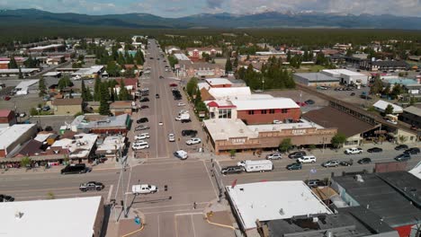 Luftaufnahme-Von-West-Yellowstone,-Nahe-Dem-Westeingang-Des-Yellowstone-Nationalparks-Gelegen,-Einem-Beliebten-Reiseziel-Mit-Einer-Reichen-Geschichte-Und-Einer-Vielzahl-Von-Attraktionen-Und-Aktivitäten