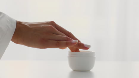 la aplicación de crema facial