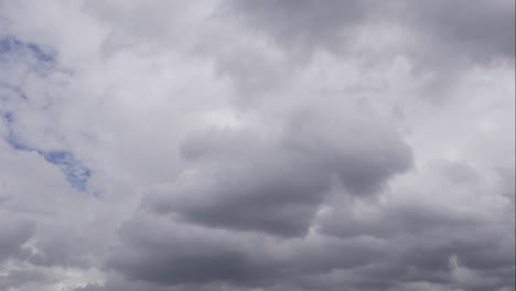 tiempo lapse cielo y nube negra. nubes de tormenta gris oscuro. cielo dramático. iluminación en la oscuridad tormentosa nublada. hermosa naturaleza tiempo lapse nubes de tempestad a la hora de la puesta del sol. tiempo horrible