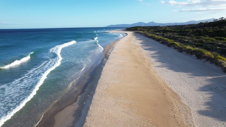 Gischtende Meereswellen am Dianas Beach, Tasmanien, Australien – Drohnenaufnahme