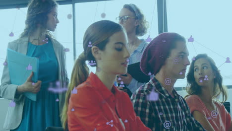 animación de conexiones con iconos sobre diversas personas de negocios en la oficina