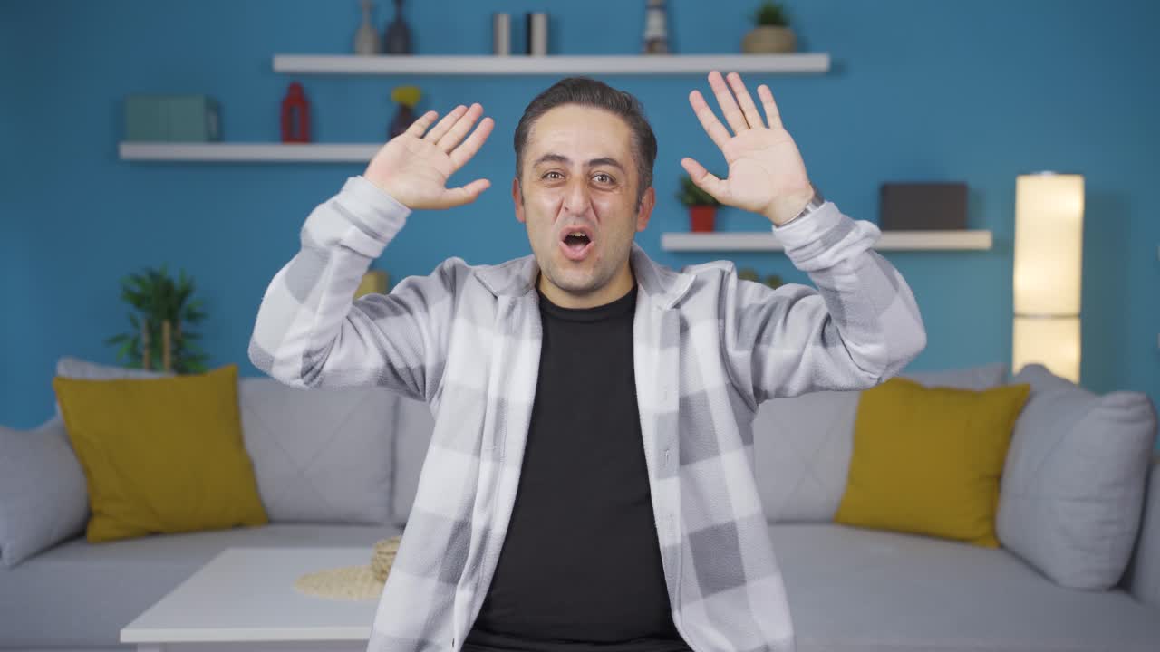 남자가 카메라에 흥분해서 박수를 치고 있습니다.