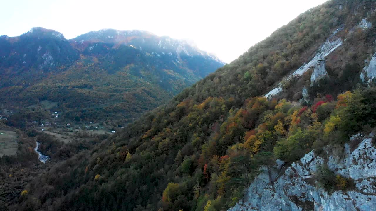 vista aérea del cañón de tara en la temporada de otoño cuando se pone el sol durante el valle