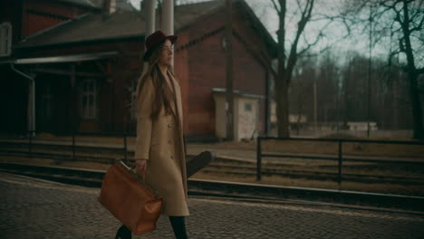 Mujer-Sonriente-Caminando-En-La-Estación-De-Tren