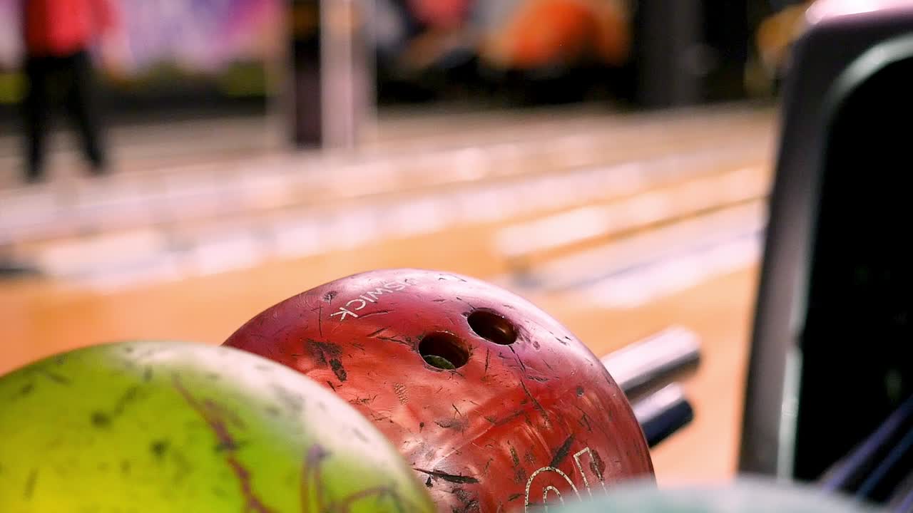 persona che tiene una palla da bowling nella pista da bowling