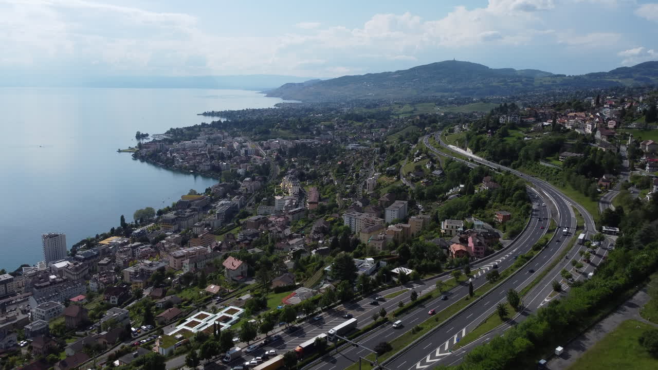 화창한 날 스위스 몽트뢰 근처 제네바 호수를 따라 있는 대형 고속도로 위의 공중 전망