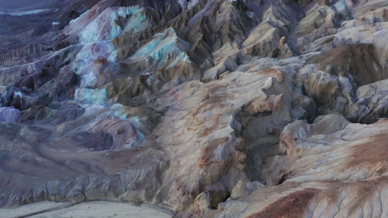 캘리포니아 데스 밸리의 아티스트 드라이브에서 아티스트 팔레트의 공중 기울임 공개