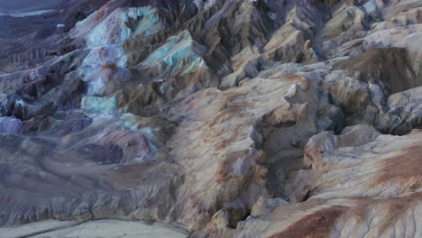 inclinación aérea revela la paleta del artista en artist&#39;s drive en death valley, california