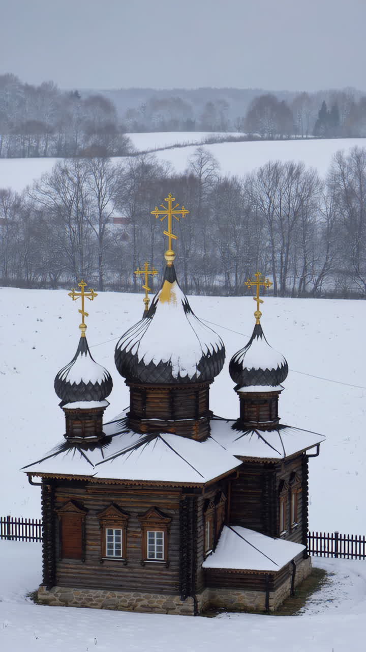 Chiesa di legno innevata in un paesaggio invernale