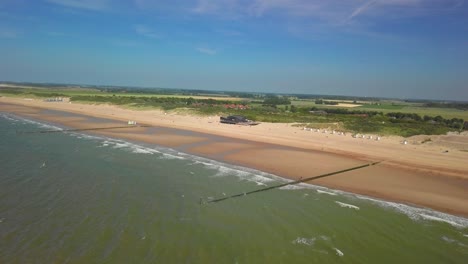 la playa de cadzand-bad, los países bajos durante un día soleado