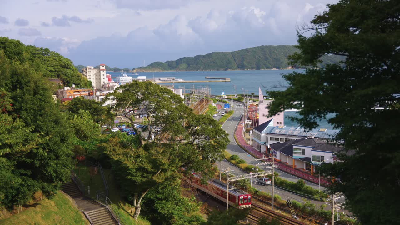 ciudad de toba en mie, tren que pasa por una pacífica ciudad costera japonesa