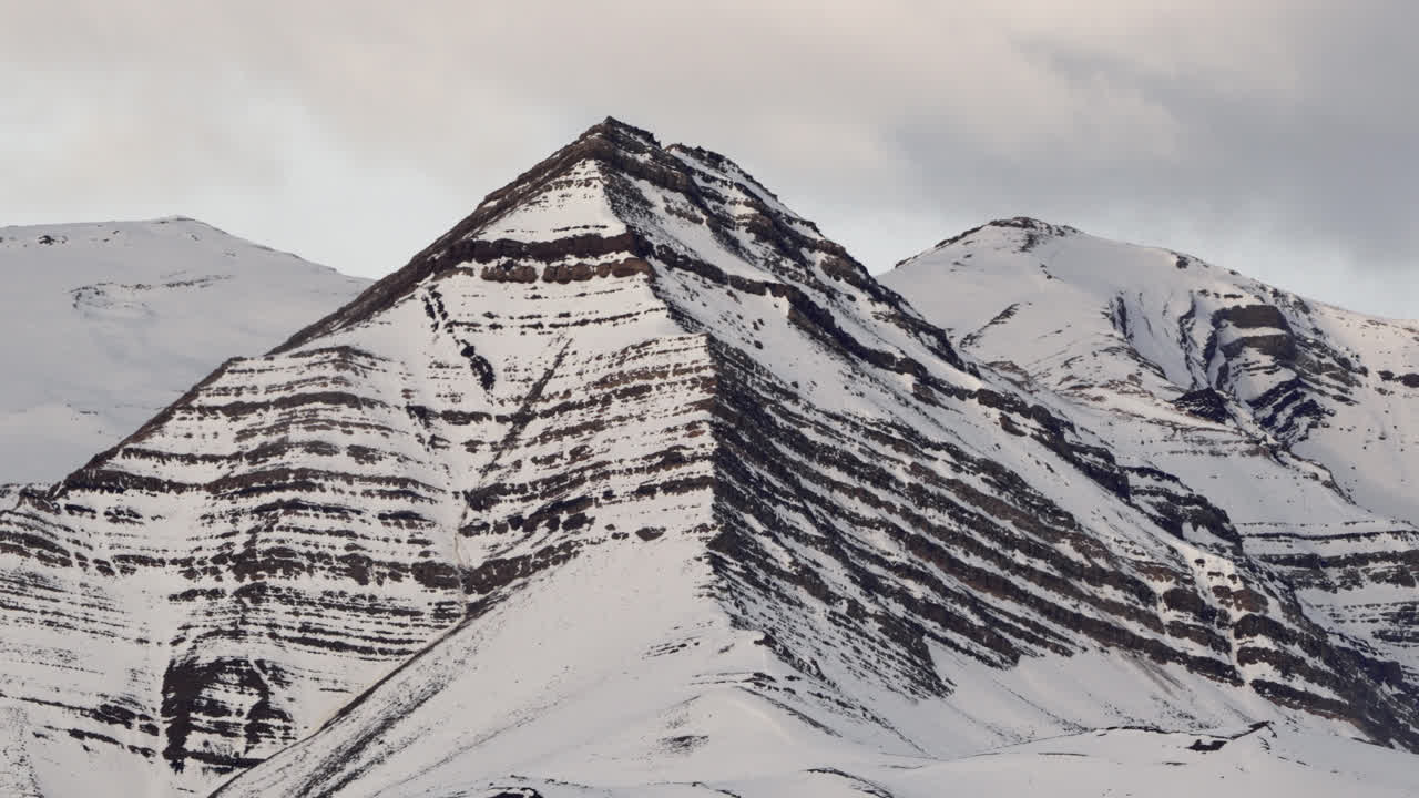 antena aérea hacia atrás con vistas a la icónica montaña cerro pirámide, el chalten, patagonia, argentina